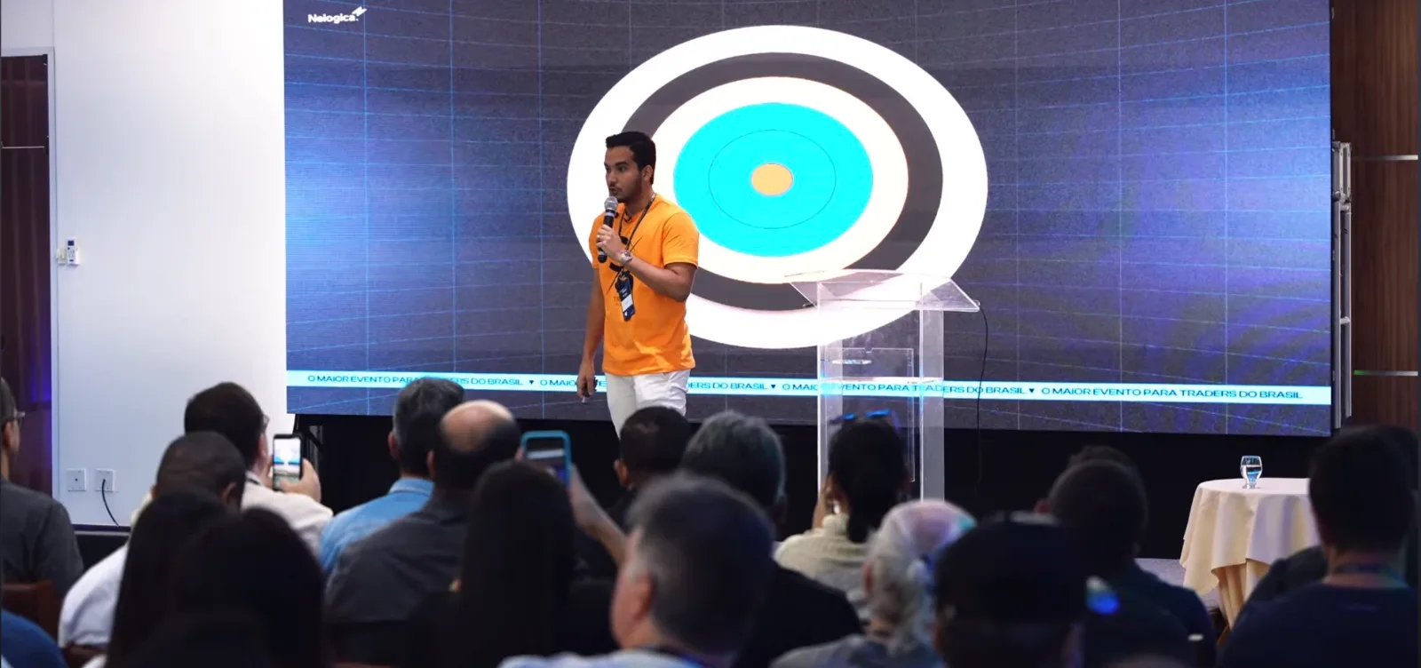 Eduardo Sales palestrando em evento para traders